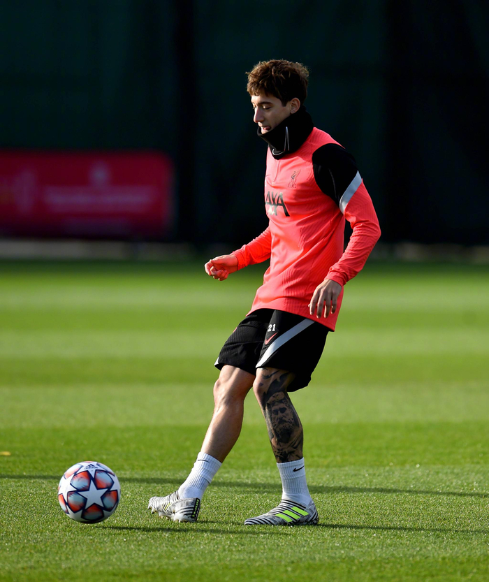 国际比赛日体能课后，上海久事复出首秀备战欧冠，赛场秩序良好，球探报告显示潜力的简单介绍